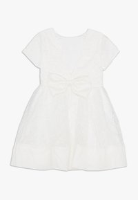Weißes Kleid mit floralem Spitzenüberzug, kurzen Ärmeln, tiefem V-Ausschnitt und einer großen strukturierten Schleife auf der Taille sowie einem ausgestellten Rock.