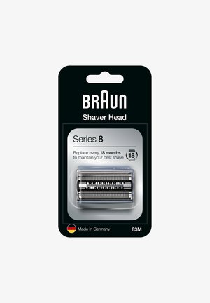 Braun Series 8 Rasierkopf in Silber mit Metallgewebeschichten, in einer schwarzen und transparenten Verpackung präsentiert. Der Text weist darauf hin, dass er in Deutschland hergestellt ist.