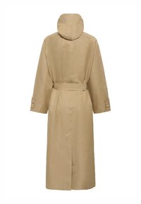 Béžový dlouhý trenčkot s kapucí, páskem v pase, dlouhými rukávy s knoflíkovými manžetami a zadním rozparkem.