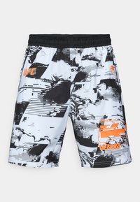 Μαύρα και λευκά γραφικά σορτς με ελαστική μέση. Διαθέτουν αφηρημένο μοτίβο και πορτοκαλί λογότυπα: "UFC" και "Venum" σε ξεχωριστές επιφάνειες.