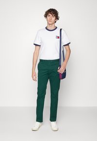 Tommy Hilfiger DENTON 1985 PIMA - Chinos - hunter