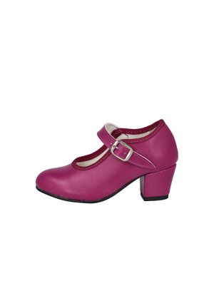 Zapato Mary Jane infantil de piel rosa con tacón bajo y ancho y correa con hebilla plateada sobre fondo blanco.
