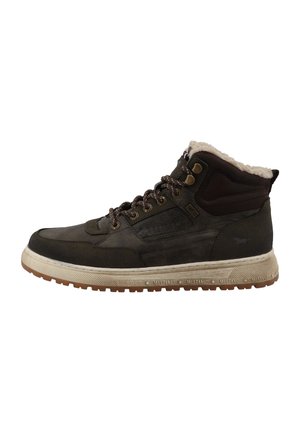 Sneaker in pelle marrone alta per l'inverno con fodera in pile, punta rotonda, lacci frontali e suola in gomma bianca con rilievo "Mustang".