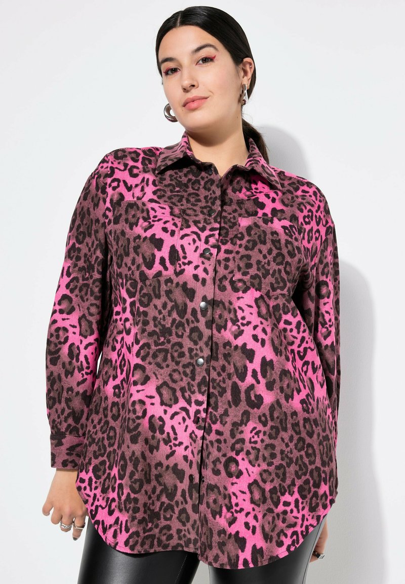 Leopardenmusterhemd in Pink und Braun, knöpfbares Design, lange Ärmel, zwei Brusttaschen, weicher Stoff mit leicht strukturiertem Erscheinungsbild.