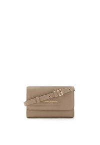 Beige crossbody-taske i læder med struktureret overflade, fold-over klap og gulddetaljer. Har en justerbar rem og præget logo.