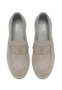 Scarpe slip-on in suede grigio con hardware decorativo in tonalità oro e suola in gomma, caratterizzate da una texture liscia e un design a punta tonda.