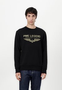Felpa nera a girocollo con logo stampato in oro "PME LEGEND AMERICAN CLASSIC" e motivi a forma di ala. Tessuto morbido e polsini a costine.