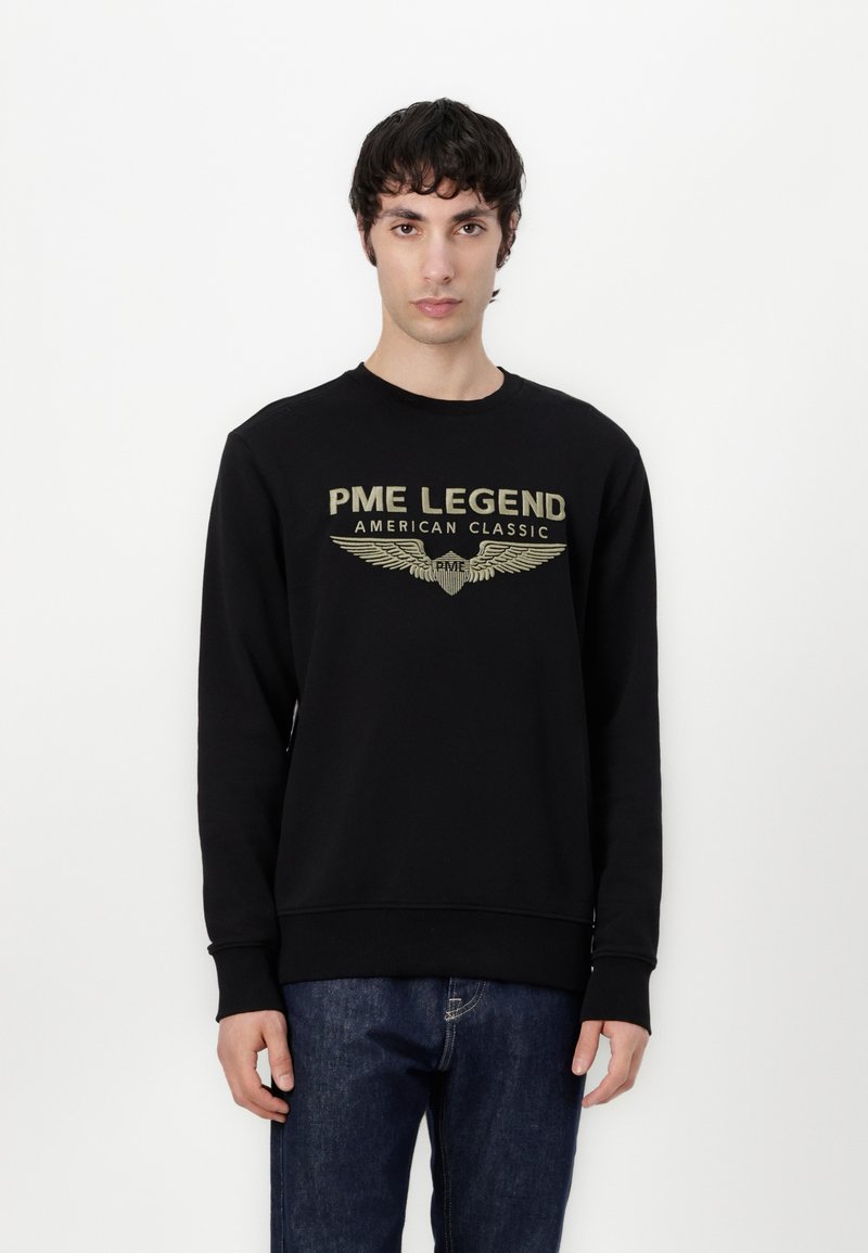 Felpa nera a girocollo con logo stampato in oro "PME LEGEND AMERICAN CLASSIC" e motivi a forma di ala. Tessuto morbido e polsini a costine.