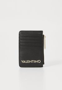 Portafoglio in pelle nera con più slot per carte, scomparto con zip e logo dorato "VALENTINO" sul fronte. Texture liscia.