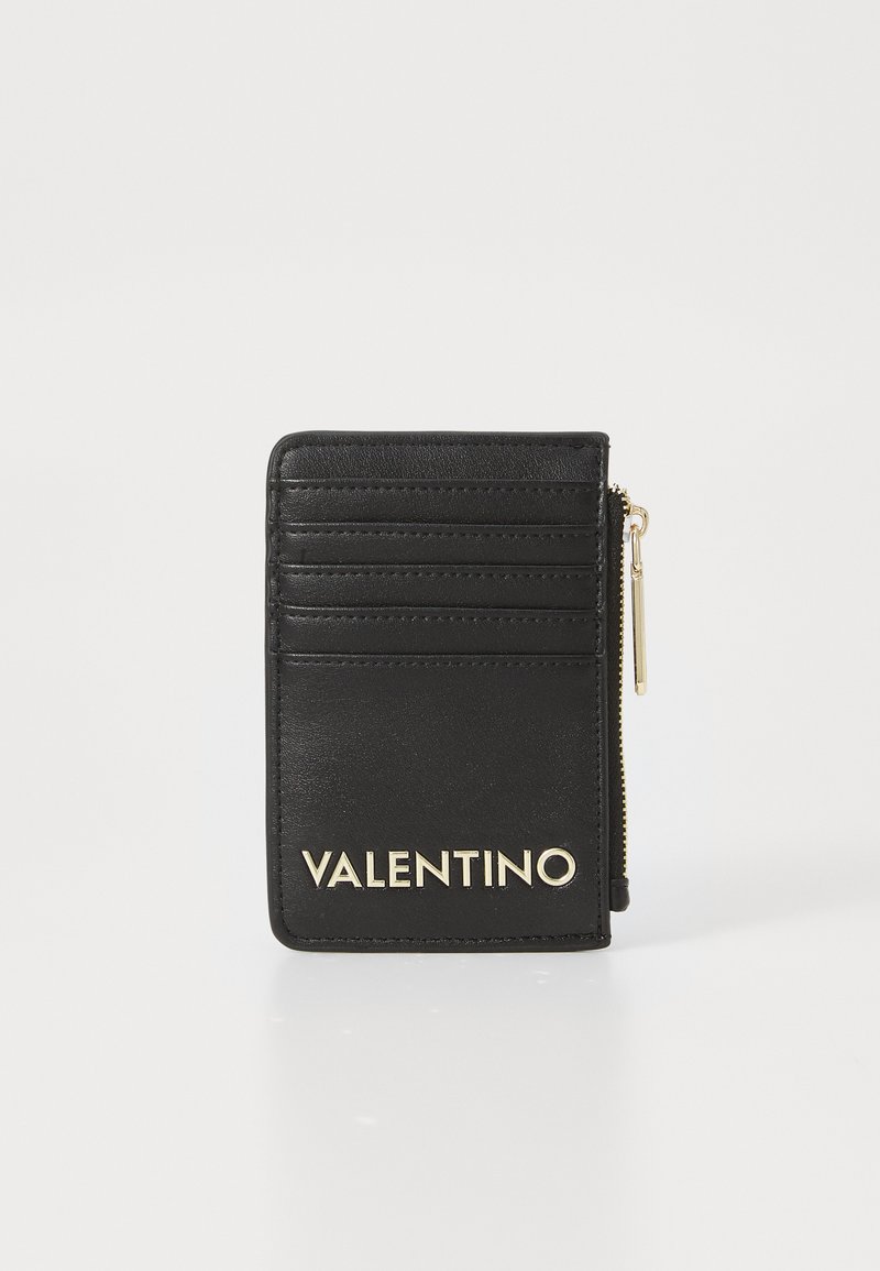 Portafoglio in pelle nera con più slot per carte, scomparto con zip e logo dorato "VALENTINO" sul fronte. Texture liscia.