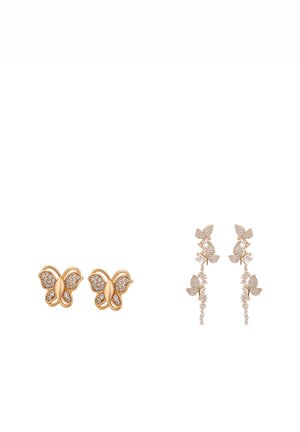 Cercei tip șurub în formă de fluture aurit, cu cristale clare încrustate, alături de cercei lungi, aurii, cu tematică de frunze, cu cristale grupate.