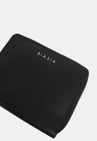 Portafoglio in pelle nera con texture, con logo dorato "BIASIA" sul fronte, caratterizzato da una chiusura con cerniera e bordi lisci.