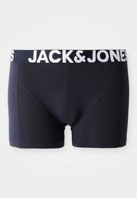 Zwarte boxershorts met een witte elastische tailleband waarop het "JACK & JONES" logo staat. Gemaakt van een zacht, rekbaar materiaal met een aansluitend ontwerp.