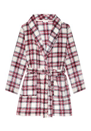 Bata de cuadros en rojo, negro y blanco, hecha de una tela suave y texturizada. Presenta un cuello tipo chal, cinturón para atar y dos bolsillos frontales.