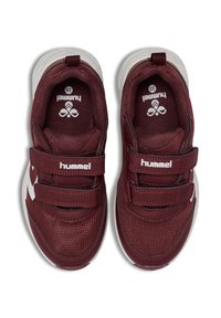 Czerwone siateczkowe sneakersy z białymi akcentami, z rzepami, okrągłym noskiem i wyściełanymi podeszwami. Logo widoczne na języku i boku.