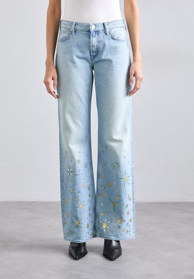 Helleblaue weit geschnittene Jeans aus Denim mit floralen Verzierungen in Grün, Gold und Strass entlang der Säume.