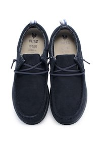 Scarpe in suede blu scuro con una texture morbida, punta arrotondata e design con lacci. Caratterizzano una soletta con marchio e un occhiello sul tallone a contrasto.