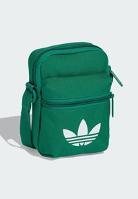 Zöld anyagból készült keresztpántos táska két cipzáras rekesszel, fehér Adidas logóval és állítható vállpánttal. Texturált felületű, téglalap alakú.