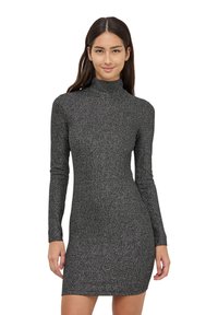 Sukienka z długim rękawem i wysokim kołnierzem, uszyta z błyszczącego czarnego materiału. Dopasowany krój z długością do kolan. Miękka tekstura i minimalne detale.
