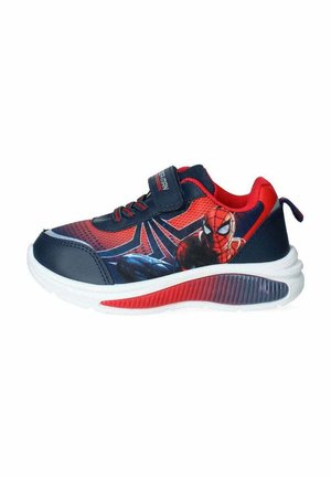 Sneakers blu e rossi con una grafica di Spider-Man, tomaia in tessuto, cinturino regolabile e suola in gomma bianca con dettagli testurizzati.