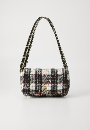 Tweed håndtaske med farverigt mønster, sort og hvid bund, guldfarvet kædeskuldrestrop og en metallisk spænde lukning. Kompakt rektangulær form.
