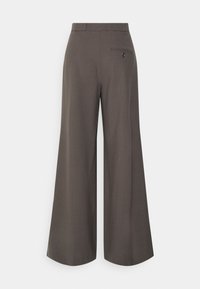 Pantalon à jambes larges en tissu gris foncé à la texture lisse. Il comporte une poche arrière avec un bouton décoratif et une ceinture plate.