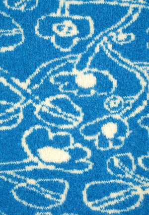Tissu tricoté bleu avec un motif floral et de feuilles abstrait blanc tissé partout.