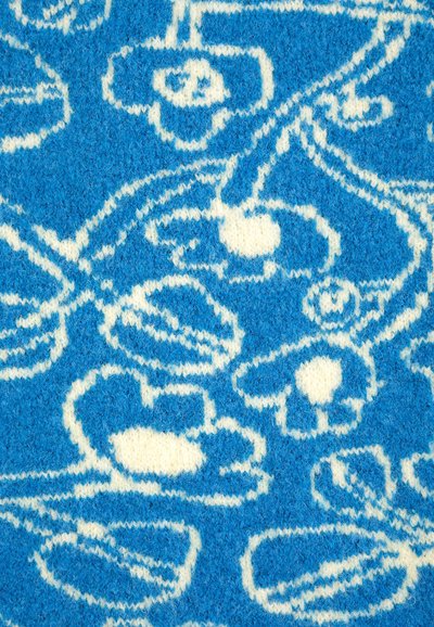 Tissu tricoté bleu avec un motif floral et de feuilles abstrait blanc tissé partout.