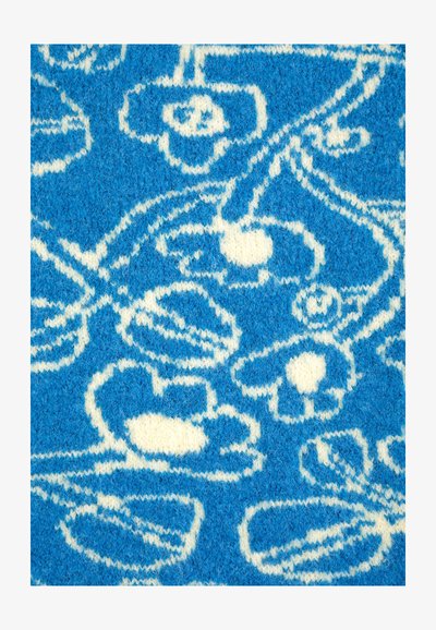 Tissu tricoté bleu avec un motif floral et de feuilles abstrait blanc tissé partout.