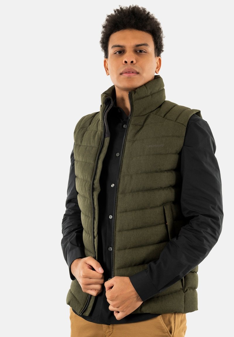 Gilet imbottito verde oliva con colletto alto e chiusura con zip, caratterizzato da tessuto nero sulle spalle e tasche laterali.