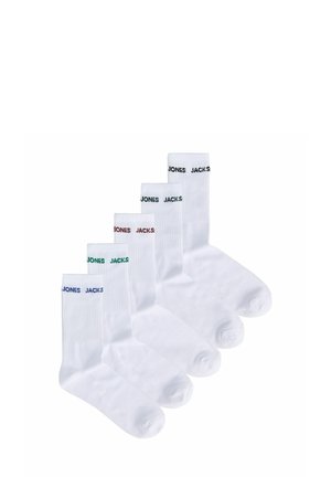 Lot de cinq paires de chaussettes blanches en coton, avec des bordures côtelées. Chaque chaussette porte le logo "JACK & JONES" dans des couleurs différentes : bleu, vert, rouge, violet et noir.