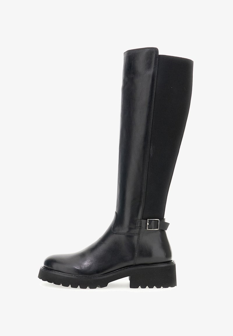 Černé vysoké kozačky až ke kolenům s lesklým koženým povrchem, elastickou textilní vložkou, strukturovanou podrážkou a bočním akcentem v podobě přezky.