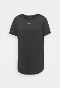 Camisa atlética negra de manga corta Nike Dri-FIT con cuello redondo y el logotipo de Nike en blanco centrado en el pecho.