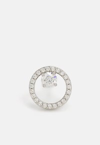Orecchino circolare in argento con una pietra centrale trasparente circondata da pietre più piccole e trasparenti, con una finitura metallica lucida e una superficie liscia.