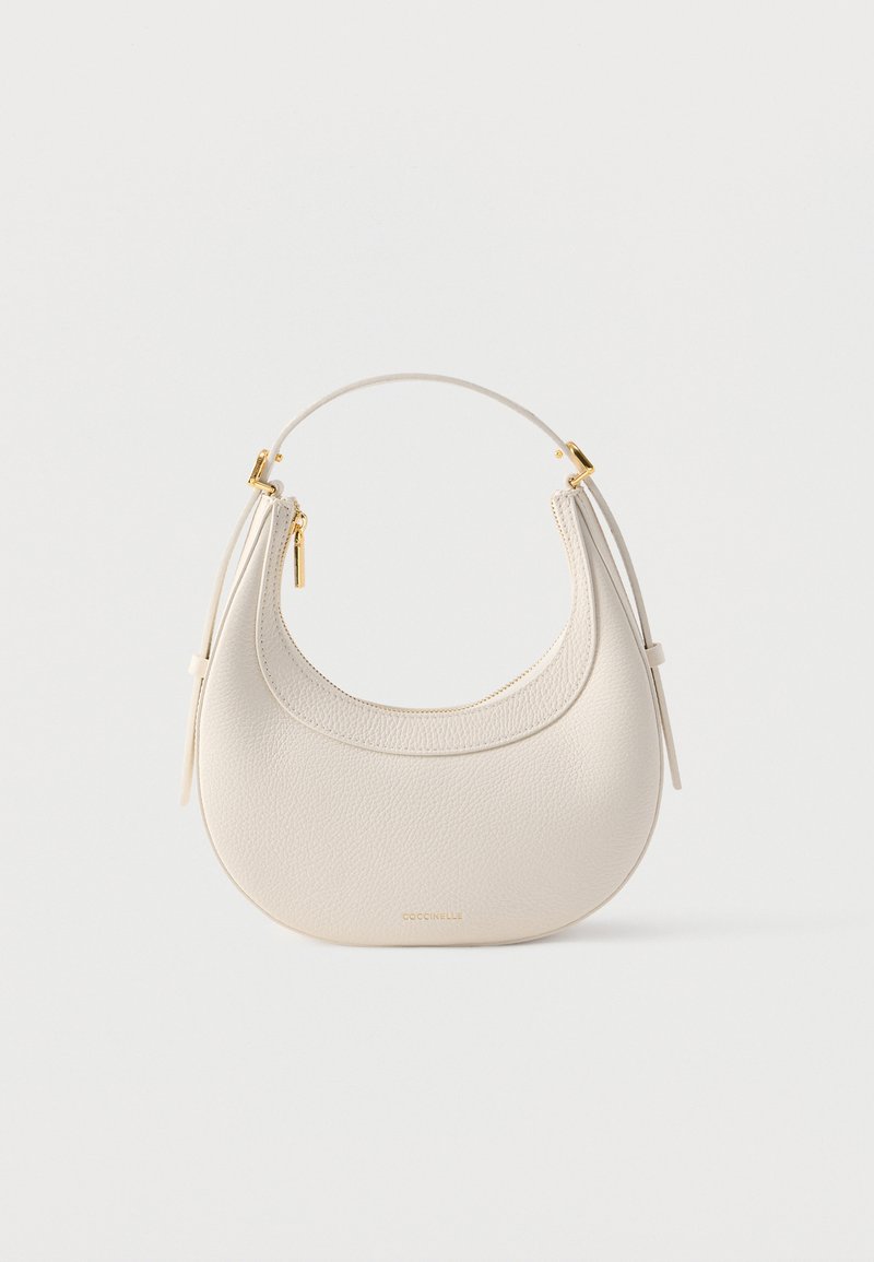 Mala de ombro em pele branca com silhueta curva, detalhes em metal dourado e fecho de correr. Apresenta laços laterais para estilo ajustável.