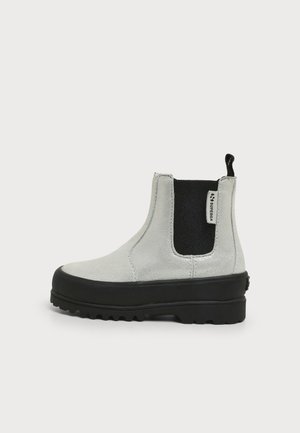 Светлосива бота до глезена Superga с черен еластичен страничен панел, халка за обуване и дебела грайферна подметка, показана в профил.