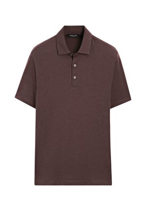 Brun polo t-shirt lavet af tekstureret stof, med en tre-knap lukning og korte ærmer. Designet med en klassisk pasform og subtil ribbede detaljer.