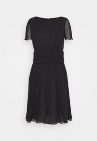 Černé šaty s krátkými, průhlednými rukávy a nařaseným pasem. Rozšířená sukně sahá nad kolena. Vyrobeny z lehkého, splývavého materiálu.