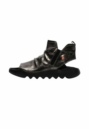 Sort læder højhælet sandal med åben tå, høj ankeldækning, elastisk sidepanel, trækstrop og tyk bølget sort sål.