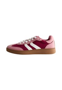 Sneaker in suede rosa e bordeaux con strisce bianche, dotata di suola in gomma testurizzata e allacciatura frontale. Design con punta arrotondata.