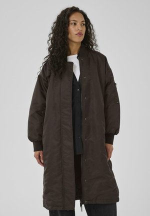 Langer, dunkelbrauner Puffer-Mantel mit Reißverschluss und Druckknopfverschluss, Rippstrickbündchen und seitlichen Taschen. Die gesteppten Texturen bieten Isolierung.