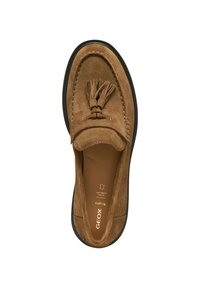 Scarpa slip-on in suede marrone con dettaglio a nappina, dotata di punta arrotondata e comoda suola nera, con il marchio "GEOX" all'interno.