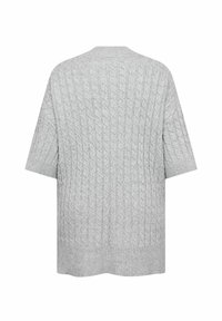 Světle šedý oversized pletený svetr s kabelovým vzorem, krátké rukávy a kulatý výstřih. Žebrovaný lem na spodní části oděvu.