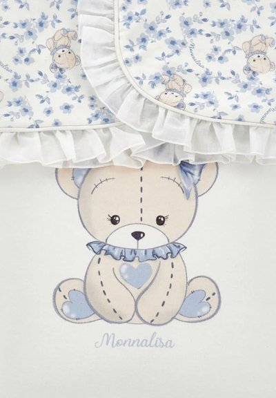 Tessuto a tema orso con una palette di colori blu chiaro e bianco. La stampa floreale e i bordi arricciati completano il design dell'orso a forma di cuore.