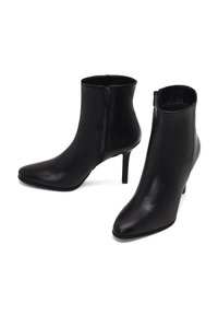 Bottines en cuir noir avec un bout pointu et un talon moyen-haut. Dotées d'une fermeture éclair sur le côté et d'une texture lisse. Conviennent à diverses occasions.