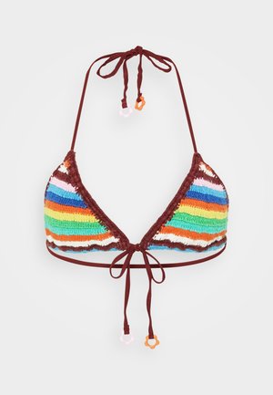 Haut de bikini en crochet avec des coupes triangulaires, présentant des rayures multicolores en bleu, vert, orange et rose sur un fond bordeaux. S'attache au cou.