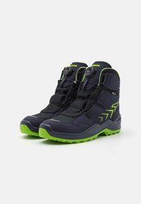 Hoge laarzen van donkerblauw stof met groene accenten, voorzien van een BOA-vetersysteem en getextureerde rubberen zolen voor grip.