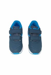 Sneaker blu e grigi con due cinturini in velcro, suole in gomma, fodera in rete e accenti bianchi a contrasto. Punta arrotondata e linguetta imbottita.
