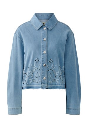 Hellblaue Jeansjacke mit silbernen Knöpfen, Kragen, langen Ärmeln, floraler Cut-Out-Stickerei an der Taille und rohem Saum.