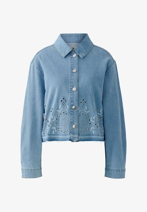 Hellblaue Jeansjacke mit silbernen Knöpfen, Kragen, langen Ärmeln, floraler Cut-Out-Stickerei an der Taille und rohem Saum.
